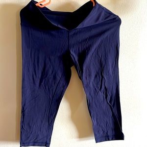 Lululemon Align size 10. Navy capris. 14’ inseam